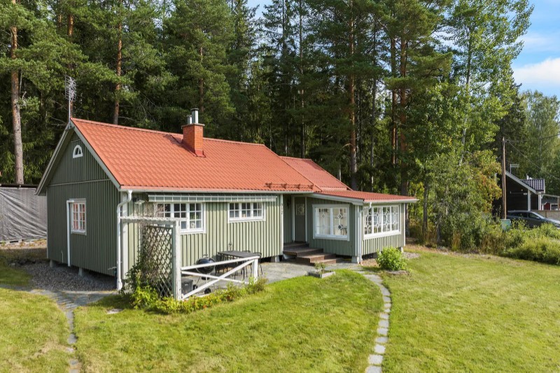 Målning av fasad & fönster. Brottkär Kinde